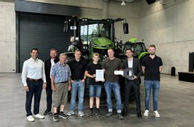 DEUTZ-FAHR übergibt ersten 8340 TTV der neuen Serie 8 an Endkunden