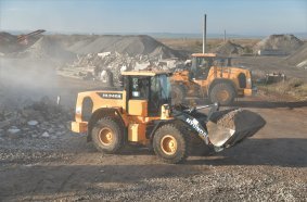 2.	Mit seiner 2,5-m3-Schaufel und einer Auskipphöhe von 2.765 mm ist er in der Lage auch größere Mengen Recyclingmaterial aufzuladen. Bild: HCEE/OBA