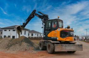 Eine 1.000 kg schwere Palette mit Bordsteinen bewegt der HW100A in Ober-Mörlen. Hinterlangs erster Hyundai ist ein echter Universalist.