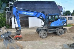 Mobilbagger Hyundai HW180 im Einsatz bei der Erneuerung eines 2.500 m langen Hauptkanals in Minderoffingen. Hier verdichtet er mit einem Anbau-Rüttler einen frisch verfüllten Graben.