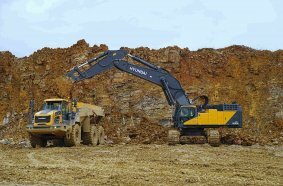 Dumper HA45 und Hydraulikbagger HX1000A beim Abbau von Abraum vor der Kalksteinbruchwand in Walzbachtal.