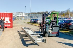 Für den täglichen Einsatz fit gemacht. Die Mitarbeiter der Bellenberger Versuchs- und Musterwerkstatt der Hydro Building Systems Germany GmbH absolvierten eine Zusatzqualifizierung zur Bedienung von Schubmaststaplern.