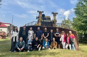 LECTURA-Team vor einem 64 Tonnen schweren Caterpillar D10R Bulldozer