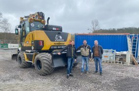 Dominik Meinecke, Tobias Knabe und Thomas Knabe am Bagger