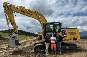 Jürgen Mandl (Kuhn Baumaschinen), Peter Höller (Gebrüder Haider, Maschinist) und Jörg Dettelbacher (Gebrüder Haider, Leitung Vermessung) bei der Übergabe eines PC220LCi von Komatsu (v. li. n. re.)