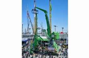SENNEBOGEN lockte auch dieses Jahr als grünes Herz der bauma mit einem beeindruckenden Maschinenspektrum und technologischen Innovationen viele Besucher an. Das Großmaschinen-Highlight direkt am Stand: der Hafenumschlagbagger mit 320 t Einsatzgewicht, SENNEBOGEN 885 G Hybrid. 