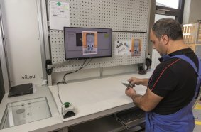 Der ivii smartdesk ist ein intelligenter Montageplatz mit KI-basierter Qualitätssicherung - für eine fehlerfreie Produktion.