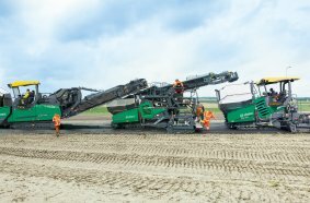 Einbauzug: Beim InLine Pave-Verfahren von Vögele arbeiten drei Maschinen – Beschicker, Binderschichtfertiger und Deckenfertiger – direkt hintereinander.