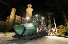 Nächtliche Sanierung der Zufahrtsstraße: Der SUPER 1800-5 X vor dem bayerischen Königsschloss Neuschwanstein.