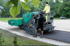 Bessere Sicht, mehr Ordnung, mehr Komfort: Der neue Mini-Fertiger SUPER 800-5 P von Vögele bietet zahlreiche Vorteile.