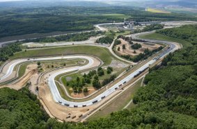 Sechs Vögele Maschinen sanierten die 5,4 km lange Rennstrecke in Brünn mit Spezialasphalt aus Benninghoven Mischanlage. 