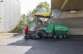 Einsatz im baden-württembergischen Brigachtal: Um die beanspruchte Fläche eines Recyclinghofs zu erneuern, setzte das ausführende Unternehmen auf den Vögele Radfertiger SUPER 1803-5 X.
