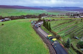 Sanierung mit der digitalen Fertiger-Steuerung Smart Pave: Auf der B268 bei Zerf setzte die Lehnen Gruppe erstmals die neue Vögele Lösung ein. 