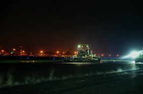 Zwei Vögele Fertiger vom Typ SUPER 1880 L haben eine 3,6 km lange und 60 m breite Start- und Landebahn des Flughafens von Jakarta eingebaut. 