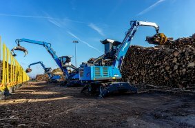 Im 3-Schichtbetrieb sind die drei Fuchs MHL331F die Umschlagmeister im Rostocker Seehafen