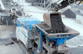 Die MOBIREX MR 110 EVO2 hält der extrem abrasiven Schlacke stand.