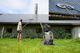 Bei der Reinigung der PV-Anlagen transportiert der leistungsstarke Hochdruckreiniger (im Bild: Kärcher-Kaltwassergerät HD 10/25-4-SXA; Förderleistung – max. 1.000 l/h) das Wasser aufs Dach, das über die ausziehbare Teleskoplanze das iSolar 800-Bürstenset steuert und antreibt.