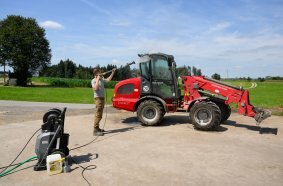 Bei der Fahrzeugreinigung setzt Ludwig Rief auf das Kaltwassergerät, das dank stehender Bauweise, geringem Gewicht, großer Räder und integrierter Schlauchtrommel schnell auf dem Waschplatz in Position gebracht ist.