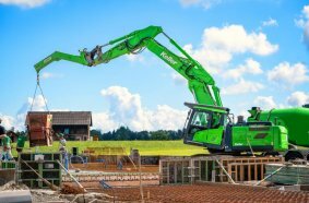 Der neue Hyundai-Kettenbagger HX300A der Keller Bauunternehmung AG bei Betonierarbeiten mit einem 1.200 l fassenden Betonkübel. Mit Verstellausleger und Zusatzstiel erreicht der 30-t-Bagger eine Ausladung von 13.078 mm mit einer Resttraglast von 3.000 kg.