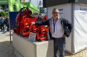 Gerade zu den Tilt- und Rotatorlösungen erhielt Sebastian Denniston, Lehnhoff Produktmanager, zahlreiche Anfragen und präsentierte Besuchern die Produktpalette von Lehnhoff.