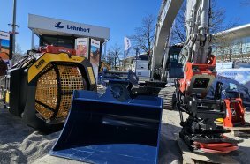 Mit der Lehnhoff Tiltrotator-SQ- Schnellewechslerkombination lassen sich  Anbaugeräte in allen Positionen und an den engsten Stellen einsetzen.