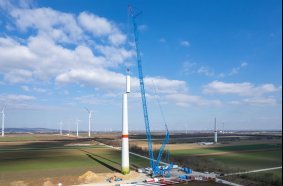 Der Liebherr-Raupenkran LR 11000 montiert Windenergieanlagen in einem Windpark in Österreich.