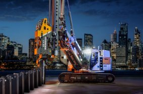 Das Liebherr Ramm- und Bohrgerät LRB 19 ist ein kompakter Allrounder im Spezialtiefbau. Auf dem Messestand ist er in Kombination mit dem Rüttler LV 23 ausgestellt. 