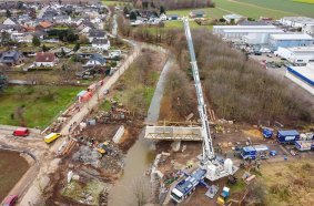 Das THW Bielefeld hebt mithilfe des LTM 1650-8.1 eine 46 Tonnen schwere Behelfsbrücke im von der Jahrhundertflut 
zerstörten Katastrophengebiet Euskirchen über die Erft. Für die dortige Bevölkerung stellt dies eine große Hilfe und ein 
wichtiges Zeichen für den Wiederaufbau dar.
