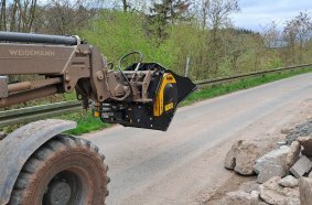 MB Brecherlöffel MB-L120 an einem Radlader Weidemann 4080T bricht gesammelten Bauschutt.