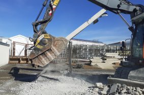 MB Crusher Brecherlöffel BF70.2 S4 an einem Volvo EW160 Bagger bricht 5,5 m lange Deckenteile mit Bewehrung.