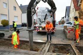 Der DINO12 Saugbagger und das DBS-Schmitt-Team arbeiten gut abgestimmt auf der Tagesbaustelle.
