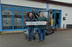 Starke Partner für die Vermietung – HMHK GmbH Holsteiner Maschinenhandel Kruse ist neuer Mietpartner im Swecon smartrent-Verbund (v.l.n.r.) Marco Leuschner (Regionalleiter Vermietung Nord, Swecon Baumaschinen GmbH) und Mario Kurse (Geschäftsführer HMHK GmbH Holsteiner Maschinenhandel Kruse)