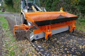 Die Optimas Finliner Materialverteilschaufel in der 1,4 m³ Variante bei der Bankettreparatur.