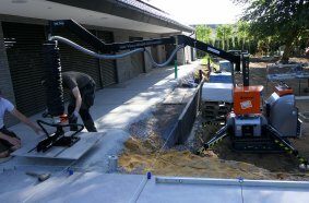 Ohne Kraftaufwand über eine weite Strecke und präzise werden mit dem Vacu-Mobil-Allrounder von Optimas die wertvollen Keramikplatten befördert und eingebaut.