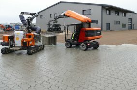 Optimas Vacu-Pallet-Mobil, PaveJet S 19 Pflasterverlegemaschine und der Planierhobel arbeiten bei Firma Jan Thode in Büdelsdorf.