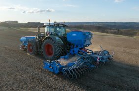 Die aktive Saatbettbereitung und der im Heck verbaute Saatgutbehälter machen die LEMKEN Solitair MF einzigartig in diesem Arbeitsbreitensegment.