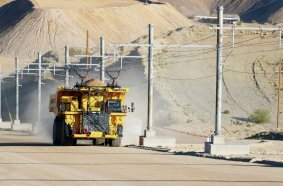 Komatsu erreicht mit batteriebetriebenem Muldenkipper mit Elektroantrieb einen Meilenstein für autonomes Fahren