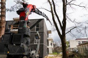 Balkongeländerteile müssen sicher über das Mehrparteienhaus gehoben werden – eine Aufgabe, die der PK 580 TEC souverän meistert. 