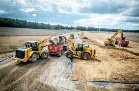 Cat Baumaschinen übernehmen Aufgaben bei der Erschließung für den Windpark in Klo-ddram. 