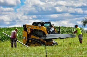 Ein neuer Cat 255 unterstützt die Montage der Unterkonstruktion, transportiert das Material auf das Baufeld und verteilt es dort an Ort und Stelle. 