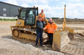 Michael Peters (rechts), Erdbauunternehmer, mit Andreas Popplöw (Mitte), seinem Raupen-fahrer, und Michael Otto (links), leitender Verkaufsrepräsentant der Zeppelin Niederlassung Hamburg. 