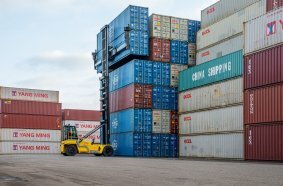 The equivalent Hyster ICE model container handler