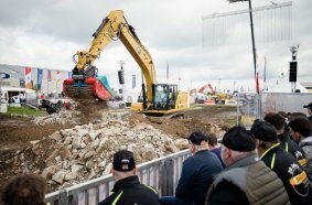 Jedes Demo-Format, wie hier die Anbaugeräte-Arena, erhielt einen eigenen Planungstermin, in dem die Abläufe im Detail abgestimmt und das Zusammenspiel aller Beteiligten finalisiert wurde. (Bildnachweis: Messe Karlsruhe/Jens Arbogast)