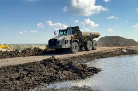 Ein Rokbak RA40 transportiert überschüssiges Material in der Edberg-Grube in Alberta, Kanada.