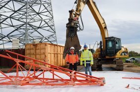 Firmeninhaber Holger Krobbach (links) und der leitende Zeppelin Verkaufsrepräsentant Me-
rid Jadadic (rechts).