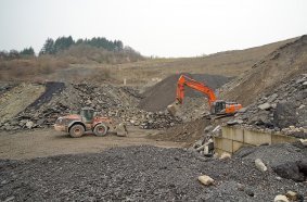 Insgesamt rund 40.000 Tonnen Ausbauasphalt, Beton-Aufbruch und Bauschutt fasst das Jost-Zwischenlager direkt oberhalb der Recycling-Anlage. 