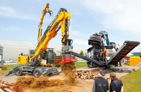 Auf der Aktionsfläche Schrott & Metall steht das Metall-recycling in der Verwertung von Autokarosserien im Mittelpunkt.