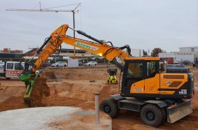 1.	Der Hyundai HW180 auf der STRABAG-Baustelle des neuen Gewerbezentrums in Rodgau – hier bei Erdarbeiten an den Löschwasserzisternen.
