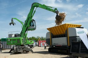 Auf dem VDMA-Freigelände demonstrierte SENNEBOGEN gemeinsam mit UNTHA eine teilautonome Schredderbeschickung mit dem neuen 826 G Electro Battery und zeigte praxisnah die intelligente Vernetzung moderner Recyclingprozesse.