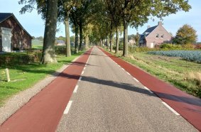 Farbige Kennzeichnung einer Fahrradspur 1,20 m breit <br> Bildquelle: SUT Straßen und Umwelttechnik GmbH